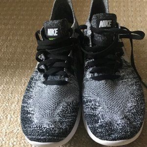 NIKE FREE RUNNING SHOE - SIZE 39